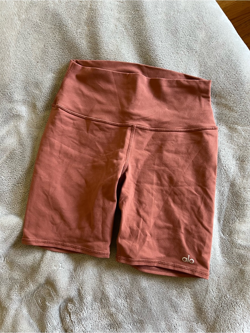 Alo Yoga Womenās Rust Orange Biker Shorts Medium